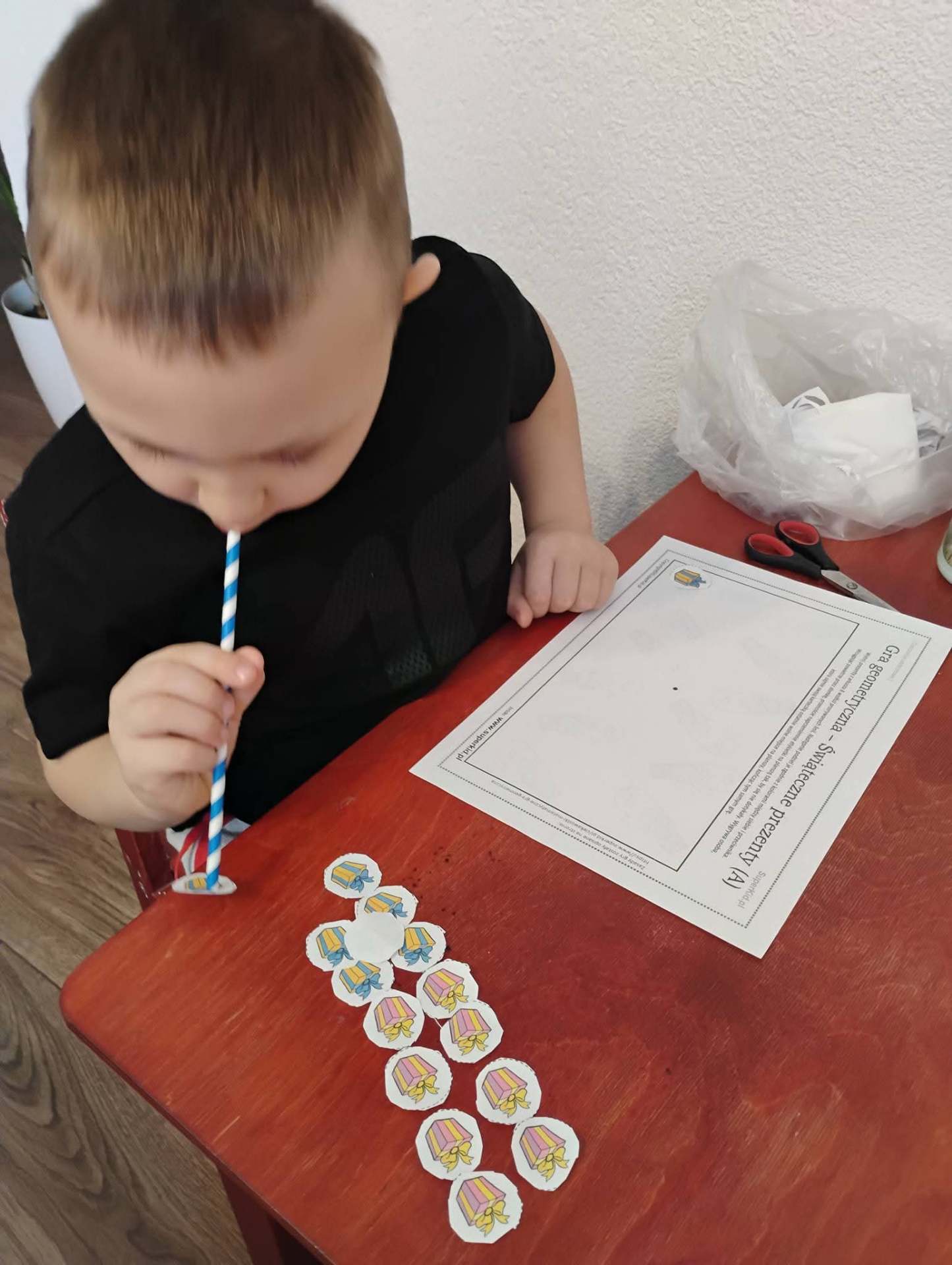 Ćwiczenia oddechowe – dmuchanie przez słomkę