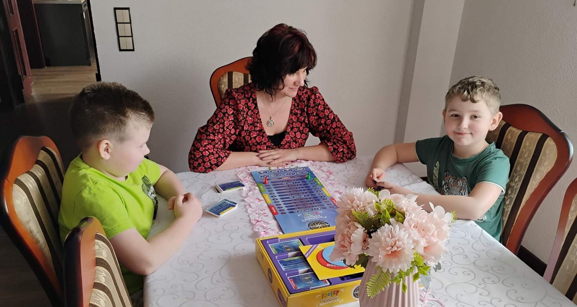 Zajęcia grupowe z dziećmi przy stole – gra edukacyjna wspierająca komunikację