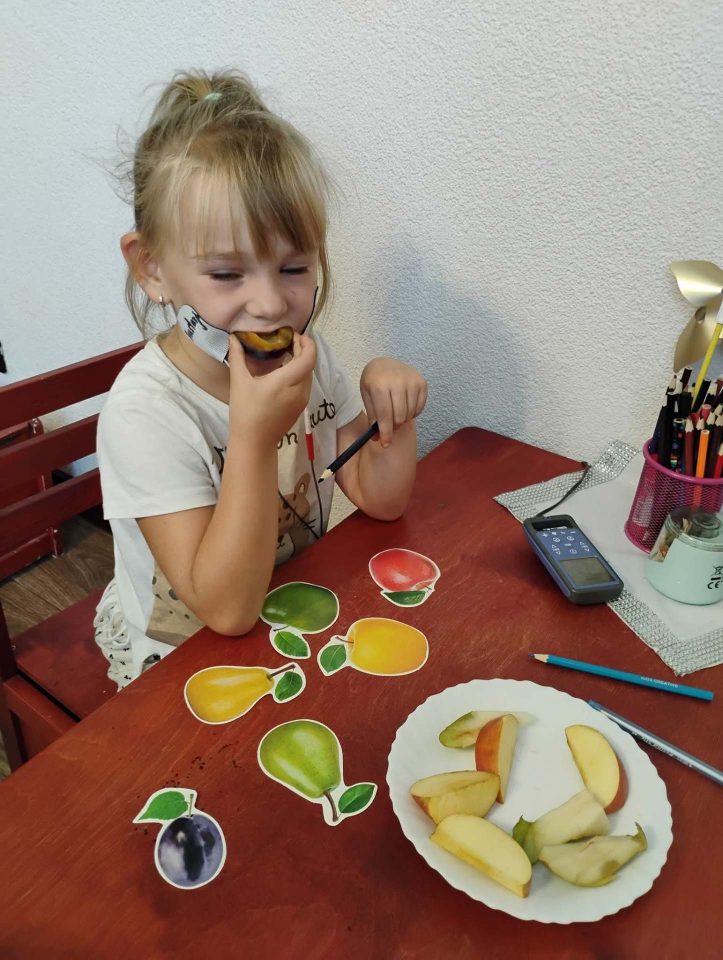 Ćwiczenia sensoryczne z owocami – rozpoznawanie smaków