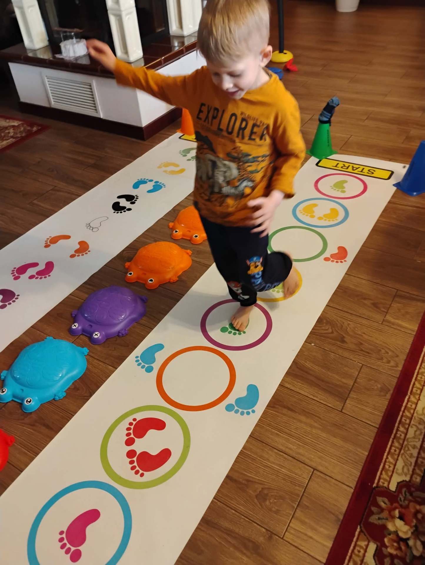 Ścieżka sensoryczna ze stopkami – ćwiczenia równowagi