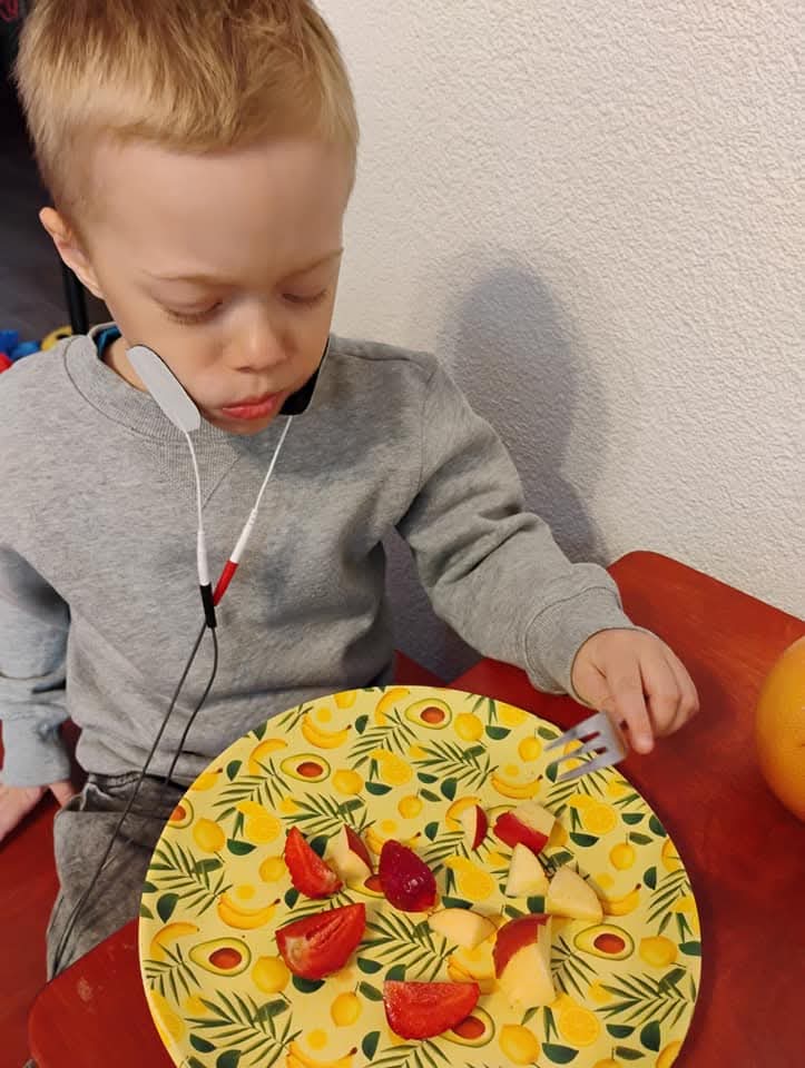 Degustacja owoców podczas zajęć logopedycznych