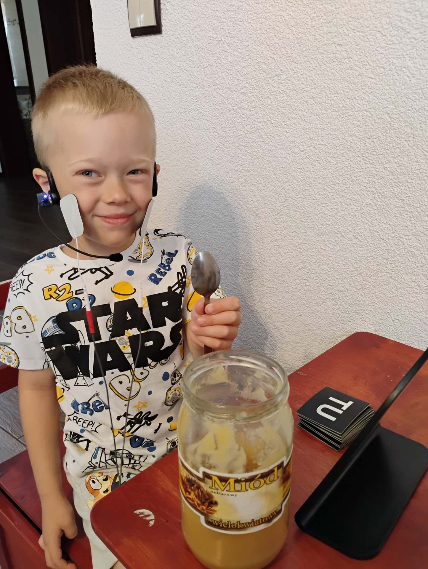 Ćwiczenia pionizacji języka z miodem